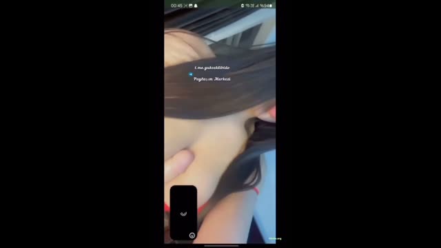 Kırmızı Üstü Açıp Göğüs Arasına Sokuyor · Bigo Naz İfşa Videosu
