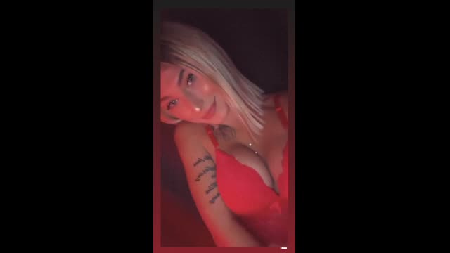 Simay Tektas İfşa — Kırmızı Sütyenle Göğüs Gösteriyor